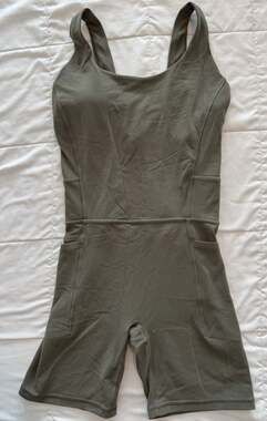 Athleta salutation bike suit Bodysuit 6" with Pockets in Army Green size small